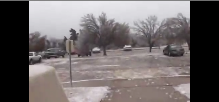 Des blocs de glace énormes tombent de 500 mètres de haut depuis une tour