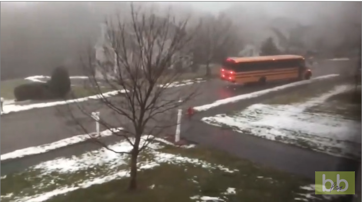 Un bus scolaire se retrouve dans une grosse galère en prenant une route verglacée