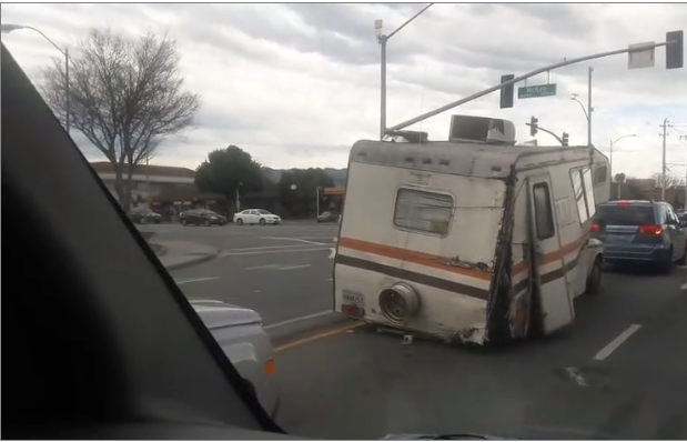 Il croise un camping-car vraiment dans un très très sale état…