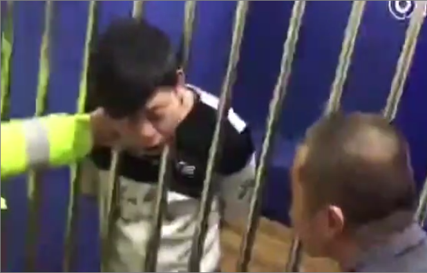 Un homme se coince la tête entre les barreaux de sa cellule…