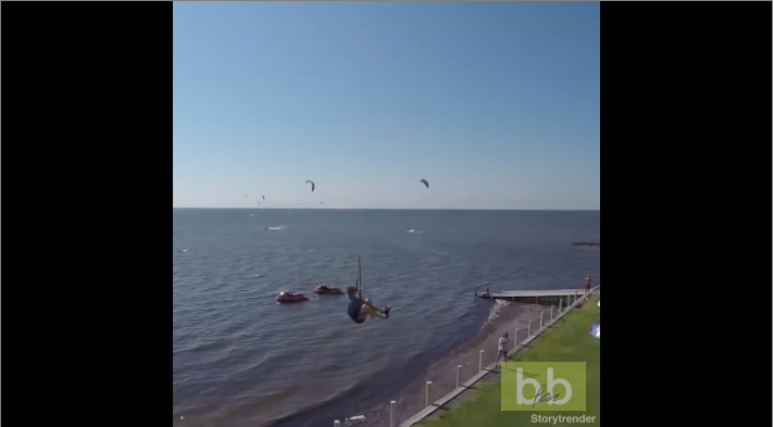 Il saute du balcon d’une maison et va directement dans la mer faire du Kitesurf