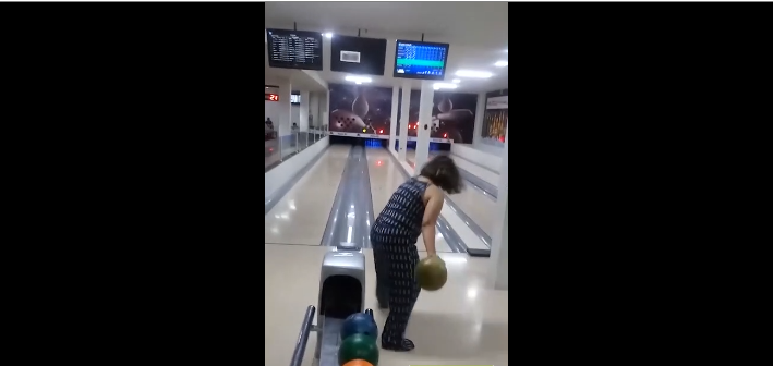 Une femme joue pour la première fois au bowling et ça se passe mal…