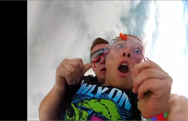 Une femme perd son dentier pendant un saut en parachute