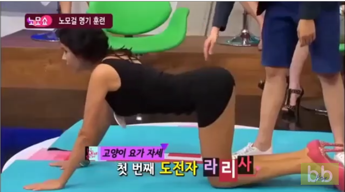 Un jeu TV coréen bizarre où les femmes doivent imiter les chats