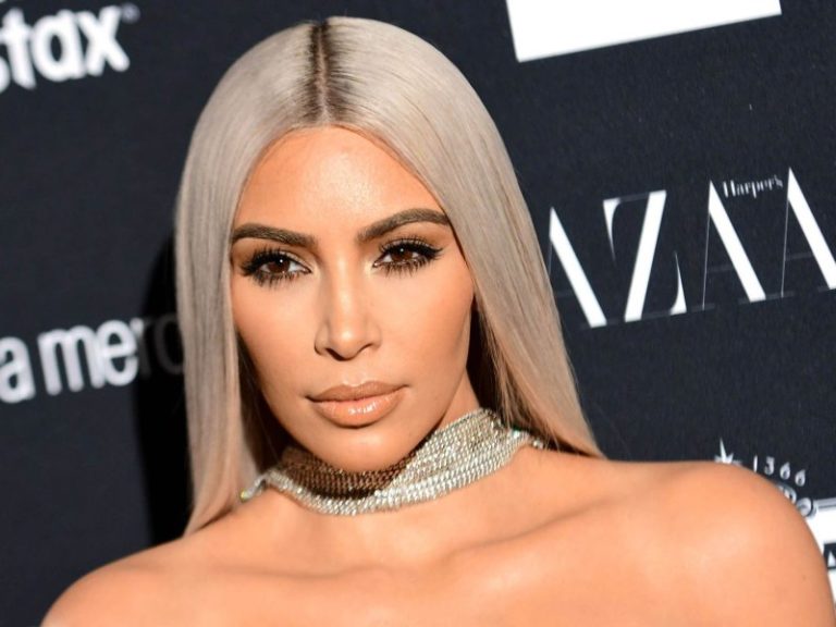 Kim Kardashian expose une nouvelle fois sa poitrine sur les réseaux sociaux !