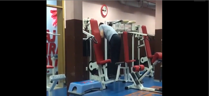 Cet homme utilise une machine de musculation de façon très bizarre