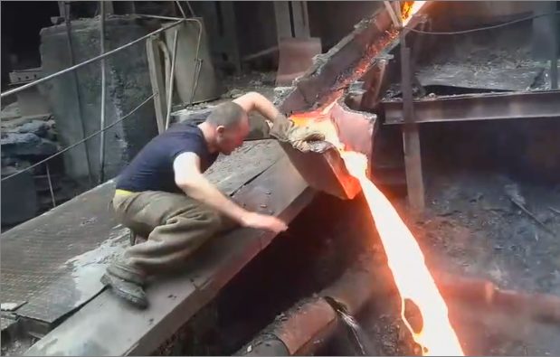Un ouvrier met sa main nue dans du métal en fusion mais ça ne lui fait rien