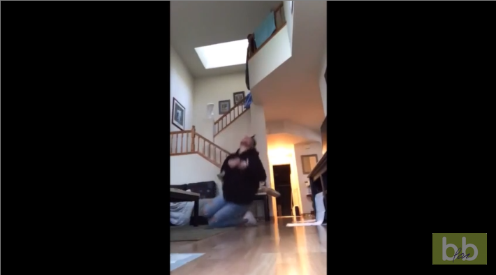 Il simule un malaise devant son chien, regardez la réaction de l&rsquo;animal…