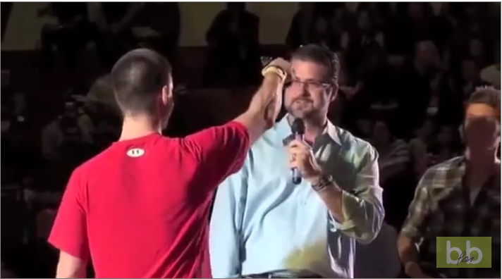 Un membre du SWAT montre qu’il peut désarmer 2 personnes en quelques secondes.