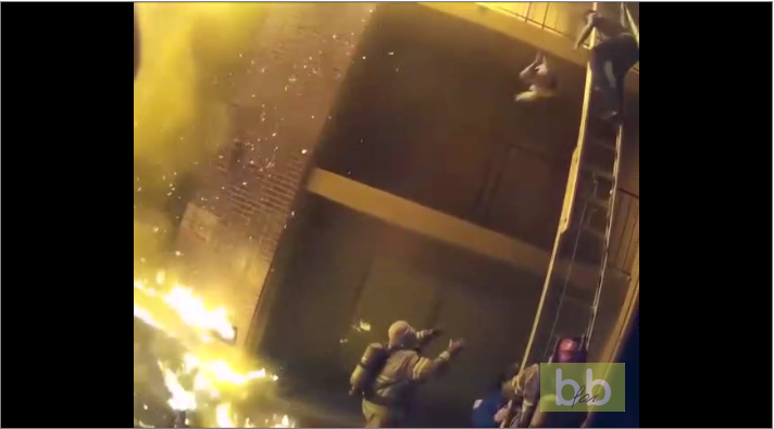 Un pompier rattrape un enfant du 2e étage pendant un incendie