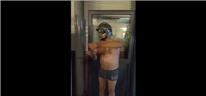 Un pompier se douche sous les fuites d’eau pour dénoncer la vétusté de sa caserne à Nîmes