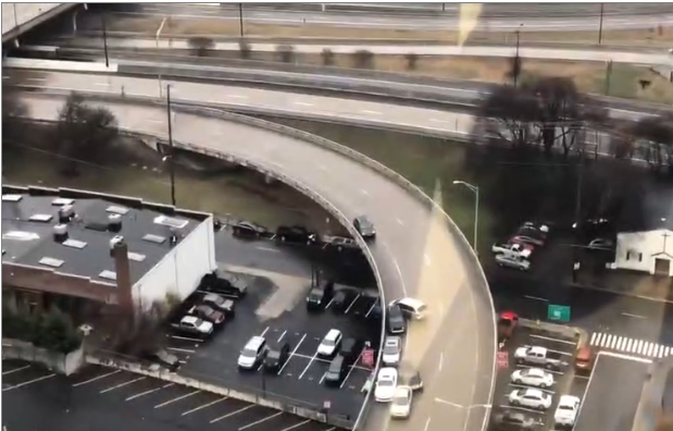 Il filme une route verglacée aux États-Unis