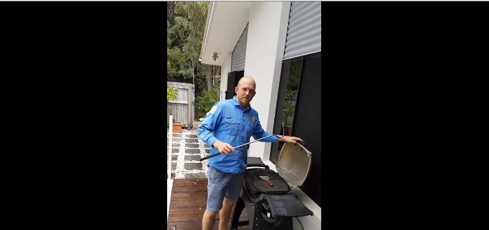 Quand un serpent est déjà prêt pour le barbecue