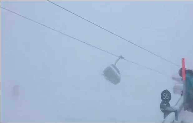 Des skieurs bloqués sur un télésiège se font malmener en pleine tempête
