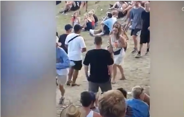 Un festivalier s’amuse à toucher la poitrine d’une jeune femme