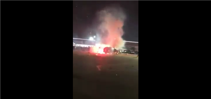 Une voiture pleine de feux d’artifice se met à exploser dans tous les sens.