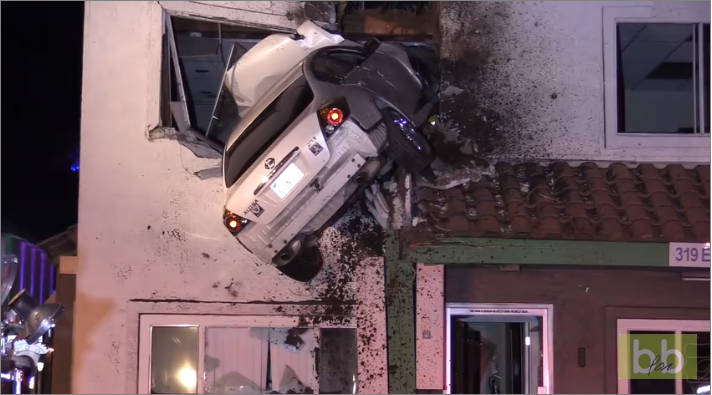 Il fait un vol plané et encastre sa voiture au 1er étage d’un cabinet dentaire aux États-Unis