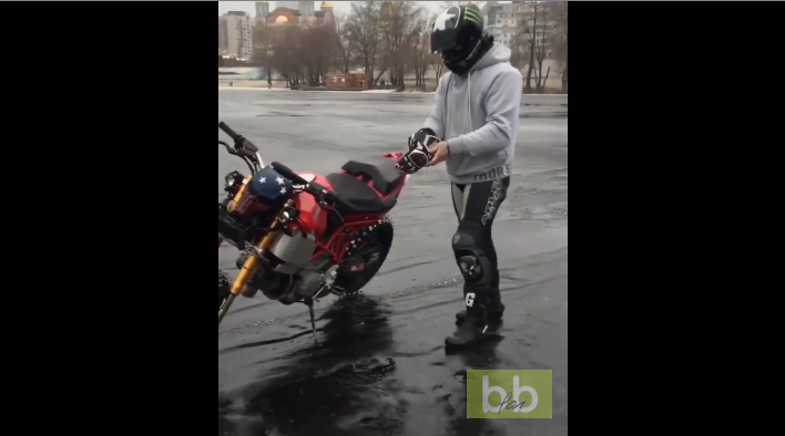 Régis pense que c’est une bonne idée de faire de la moto à pneus cloutés sur le fleuve gelé