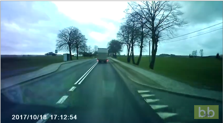 Un automobiliste double comme un dingue et coupe une ligne blanche, mais son destin n&rsquo;est pas loin…