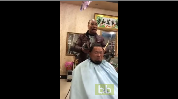 Ce coiffeur utilise une disqueuse pour couper les cheveux de ses clients