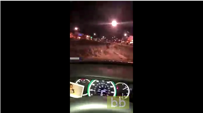 Un conducteur fonce volontairement sur des oiseaux mais le destin va rapidement le punir !