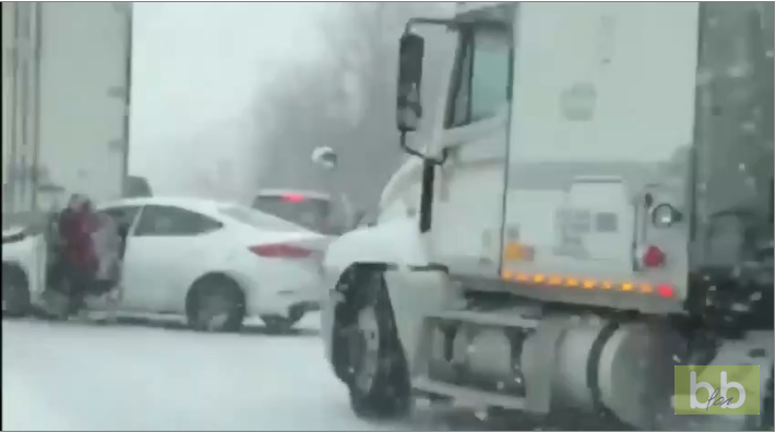 Une femme voit un camion lui foncer dessus et se dépêche de sortir de sa voiture