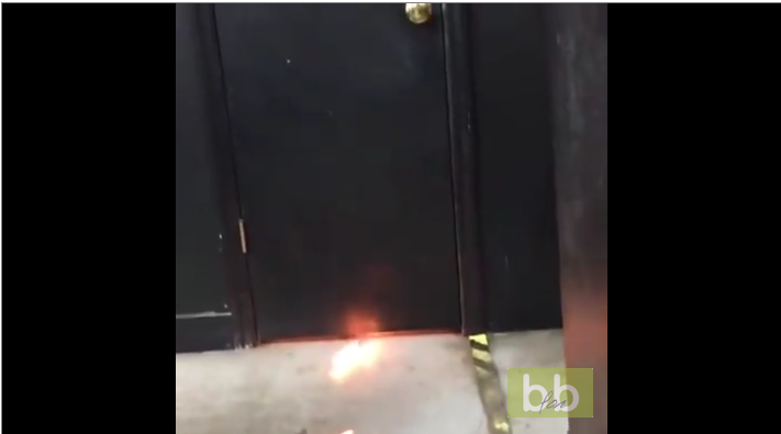 Il s’amuse à foutre le feu à des toilettes pendant que son ami est dedans
