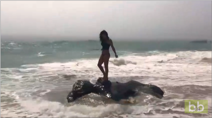 Quand une fille fait la belle au bord de la mer et finit par se prendre une grosse vague
