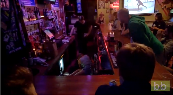 Une fille monte sur le bar pour danser mais elle est juste bourrée…