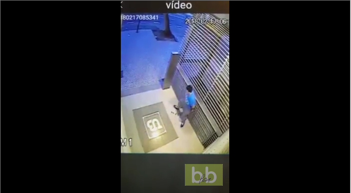 Un homme a une mésaventure en faisant une grosse commission de fortune !