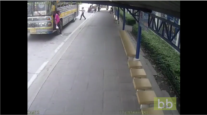 Une jeune femme descend d’un bus quand il repart !! Très mauvaise idée !