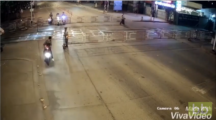 Un motard arrive comme un dingue à un passage à niveau