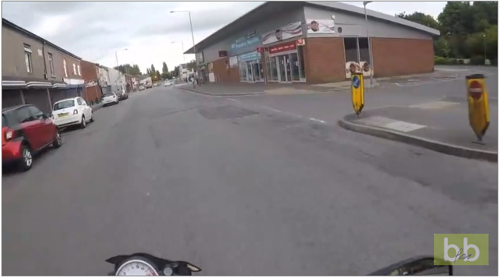 Un motard honnête rend l’argent à une fille qui l’avait oublié au distributeur