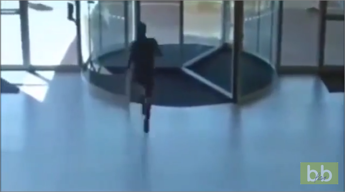 Une voleuse court pour éviter de se faire attraper mais son destin lui dit merde !