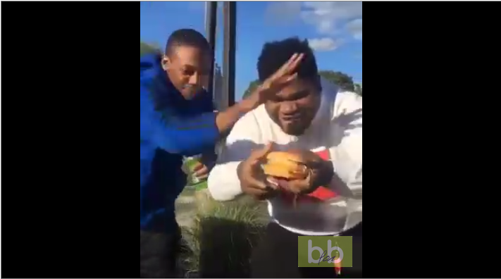 Ce jeune homme n’est vraiment pas content quand il lui jette son Big Mac par terre.