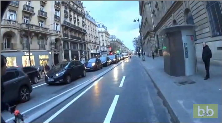 Cyclistes vs Scootéristes sur une piste cyclable à Paris