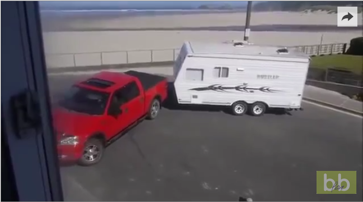 Faire un demi-tour avec sa caravane quand on sait pas conduire, c&rsquo;est pas facile !