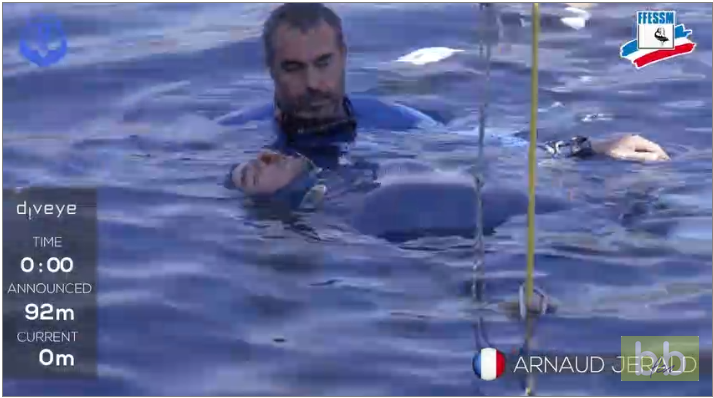 Le Français Arnaud Jerald descend à 92 mètres de profondeur en apnée