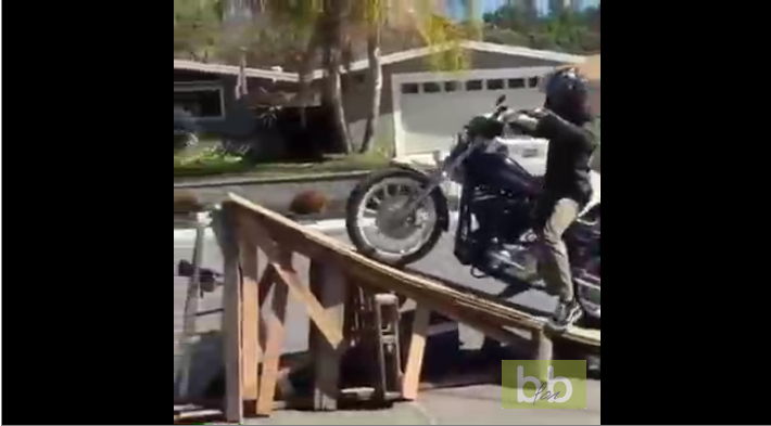 Il tente un saut sur une rampe en Harley-Davidson ! Mauvaise idée !