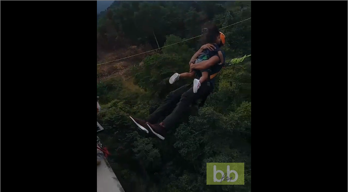 Saut pendulaire avec sa fille de 2 ans dans les bras