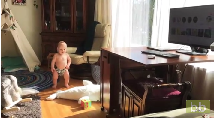 Un bébé danse en couche-culotte comme un pro !