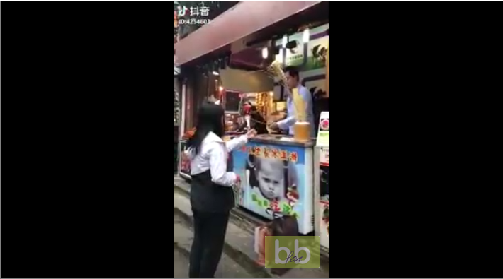 Une cliente trolle un marchand de glace