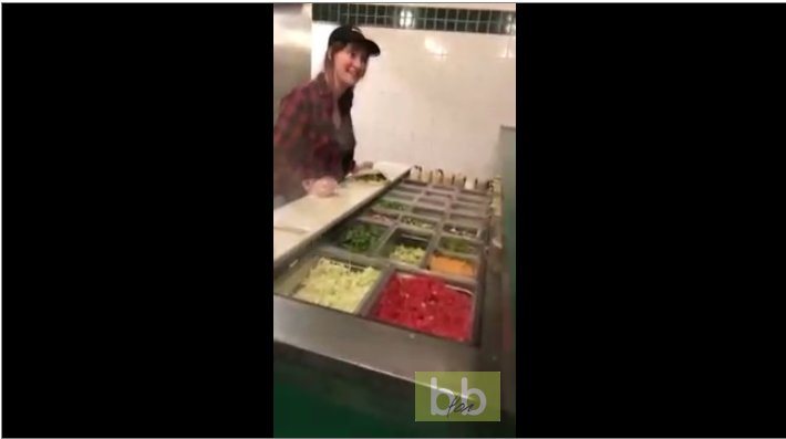 Une employée d’un fast-food virée pour avoir craché dans le sandwich d’une cliente