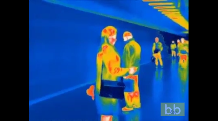 Un homme filme une femme dans le métro avec une caméra thermique