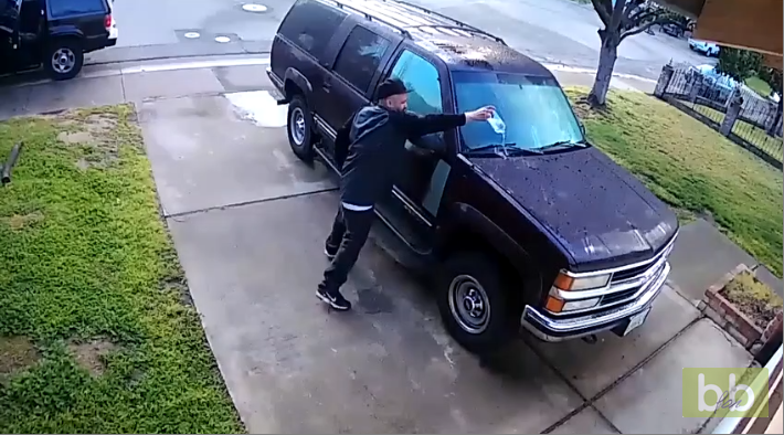 Un homme filmé en train de mettre le feu à une voiture garée devant une maison