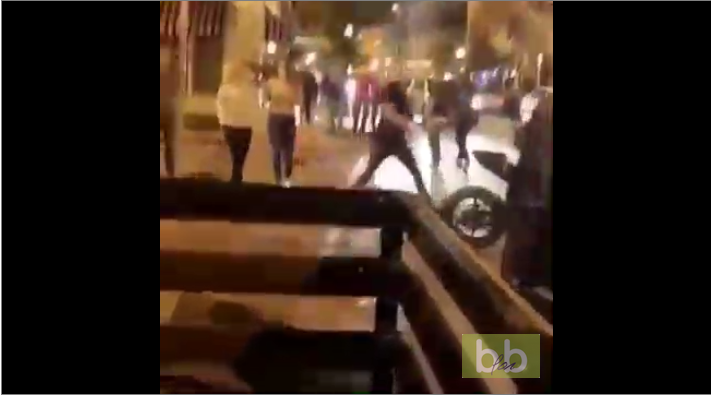 Un homme ivre tape dans une moto qui passe devant lui