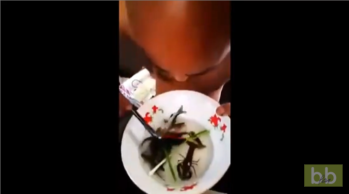 Cet homme mange des poissons et des fruits de mer vivants