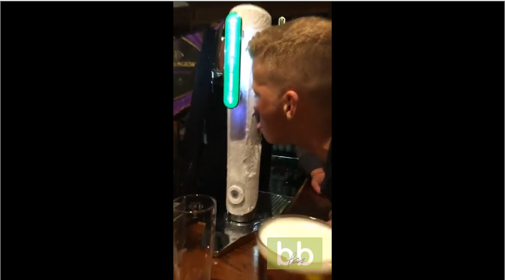 Un homme se colle la langue sur une tireuse à bière gelée