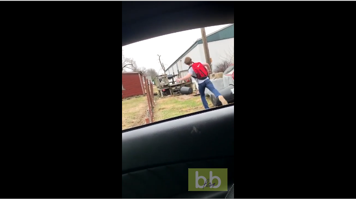 Ce jeune se croit plus fort qu’une poubelle !! Mais non…