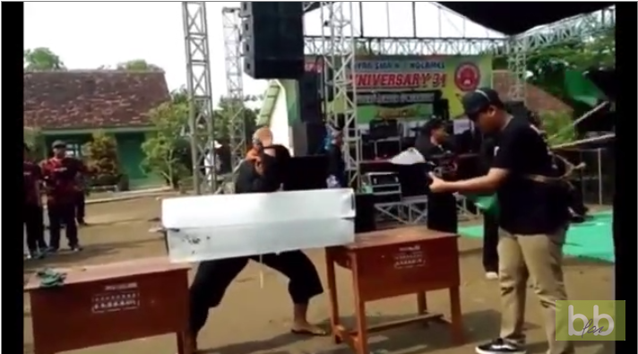 Un maitre en arts-martiaux se rate douloureusement et lamentablement !